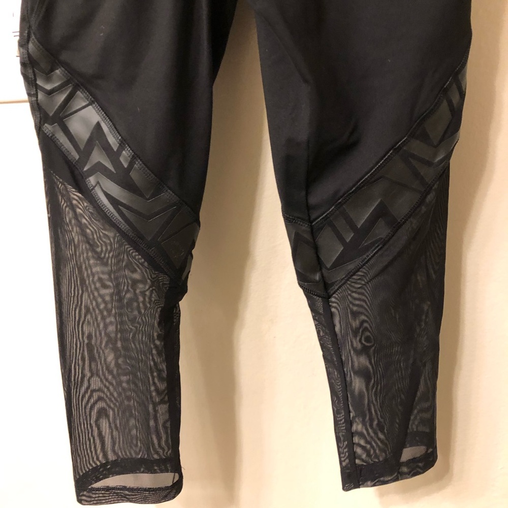 Victoria’s Secret Pink Ultimate 3/4 Yoga pants L